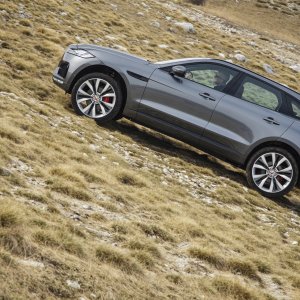 2017-Jaguar-F-Pace-First-Edition-side-uphill.jpg