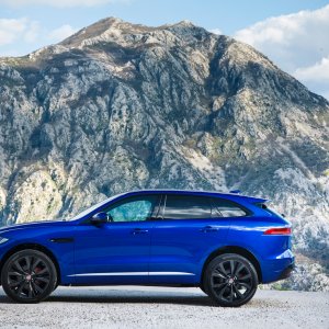 2017-Jaguar-F-Pace-First-Edition-side-view1.jpg