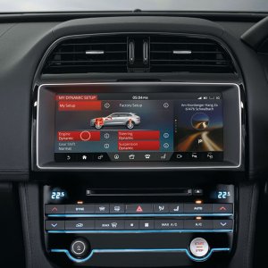 2017-Jaguar-F-Pace-infotainment-01.jpg