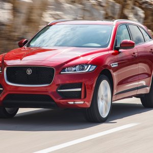 2017-Jaguar-F-Pace-20d-front-side-motion-view1.jpg