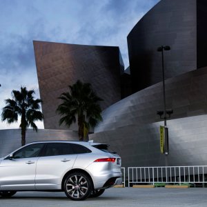 2017-Jaguar-F-Pace-side-02.jpg