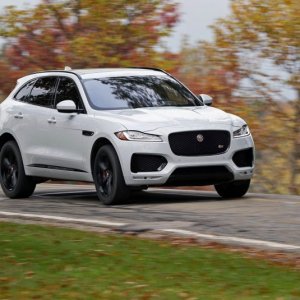 2017-Jaguar-F-Pace-drifting-in-dirt.jpg