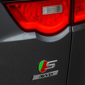 2017-Jaguar-F-Pace-First-Edition-badge.jpg