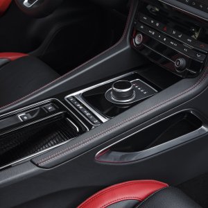 2017-Jaguar-F-Pace-First-Edition-center-console.jpg