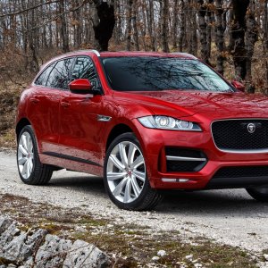 2017-Jaguar-F-Pace-20d-front-side-view-parked.jpg