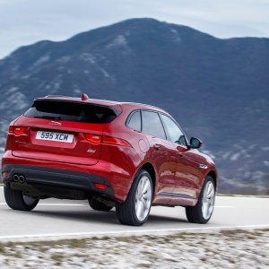 2017-Jaguar-F-Pace-20d-rear-side-motion-view.jpg