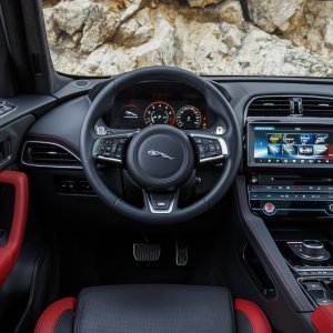 2017-Jaguar-F-Pace-First-Edition-cockpit.jpg