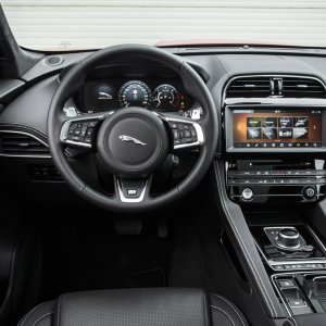 2017-Jaguar-F-Pace-First-Edition-cockpit-2.jpg