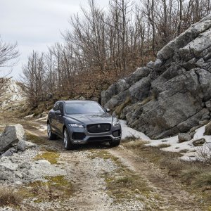 2017-Jaguar-F-Pace-First-Edition-front-end.jpg