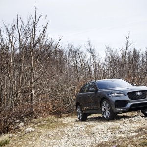 2017-Jaguar-F-Pace-First-Edition-front-three-quarters.jpg