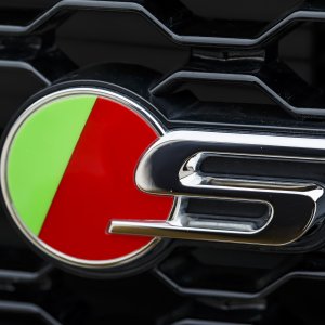 2017-Jaguar-F-Pace-First-Edition-grille-badge.jpg