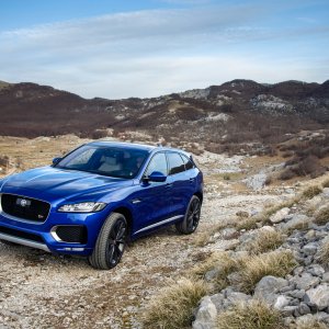 2017-Jaguar-F-Pace-First-Edition-off-road1.jpg