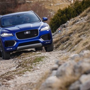 2017-Jaguar-F-Pace-First-Edition-on-trail1.jpg
